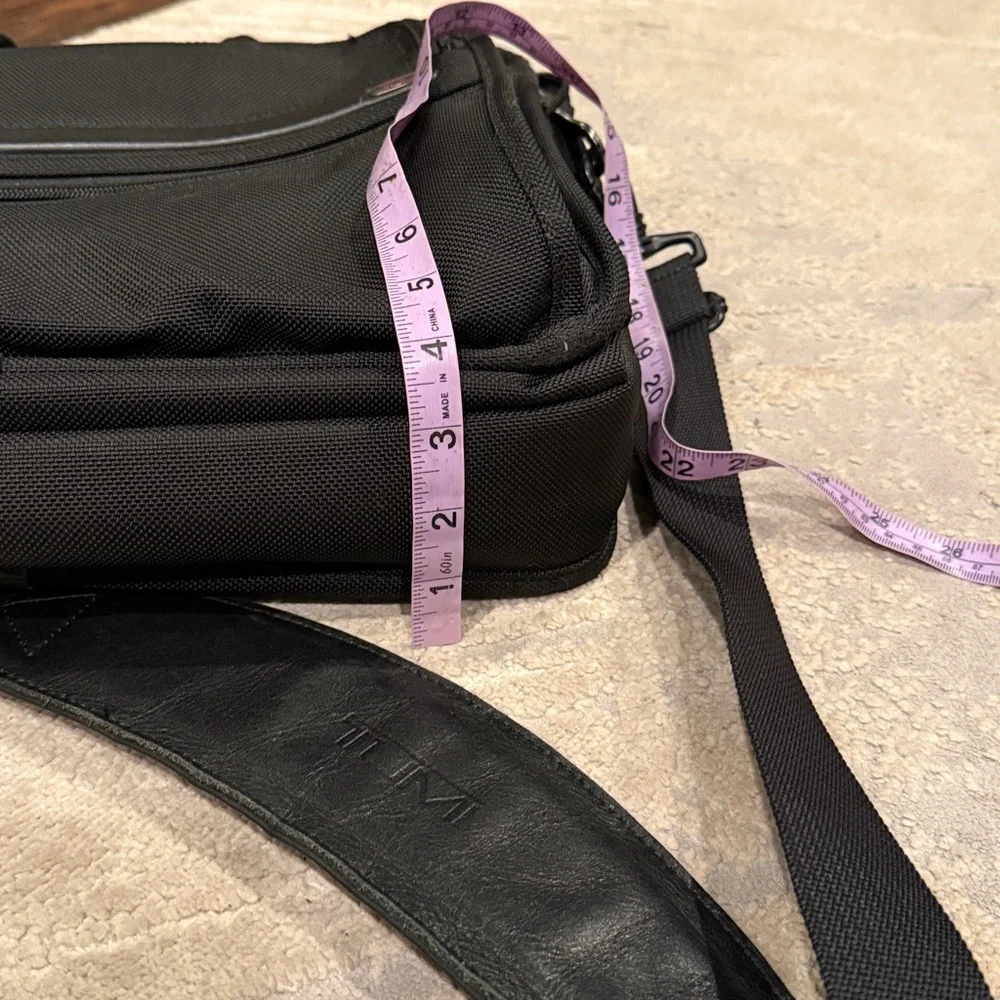 Tumi Laptop Briefcase Messenger Bag Black in EUC plenty of pockets and storage